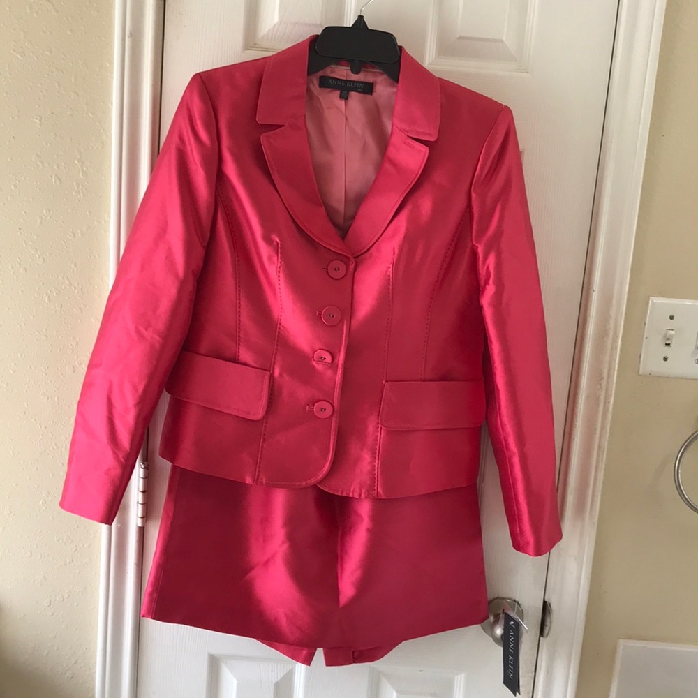 Anne Klein 66% wool & 34% silk fully lined suit. Size 12P. NWT